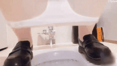 【肉丝三寸萝莉】网红美少女男厕偷尿自慰！粉穴淫插娇喘喷水大胆露出！