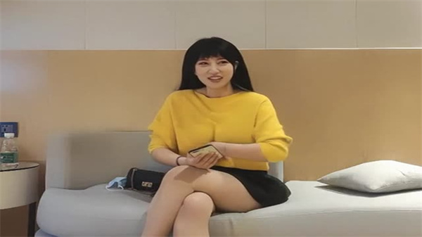 清纯学妹被鸭哥猛男按在床上狂干内射